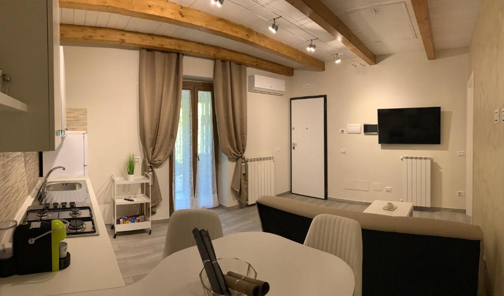 salon z kuchnią ze stołem i telewizorem w obiekcie La Casetta di Anna, Terni w mieście Terni
