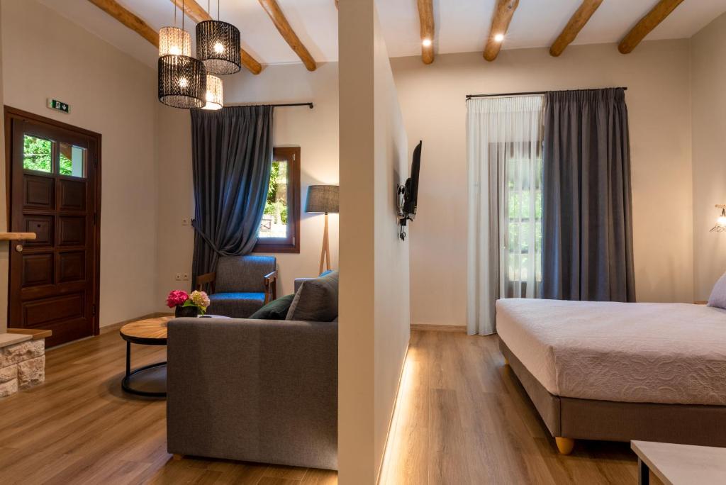 Postel nebo postele na pokoji v ubytování Άλυσσος suites