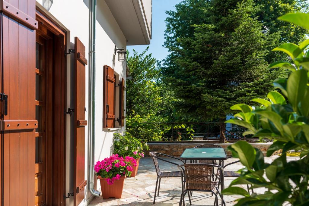 Balkón nebo terasa v ubytování Άλυσσος suites