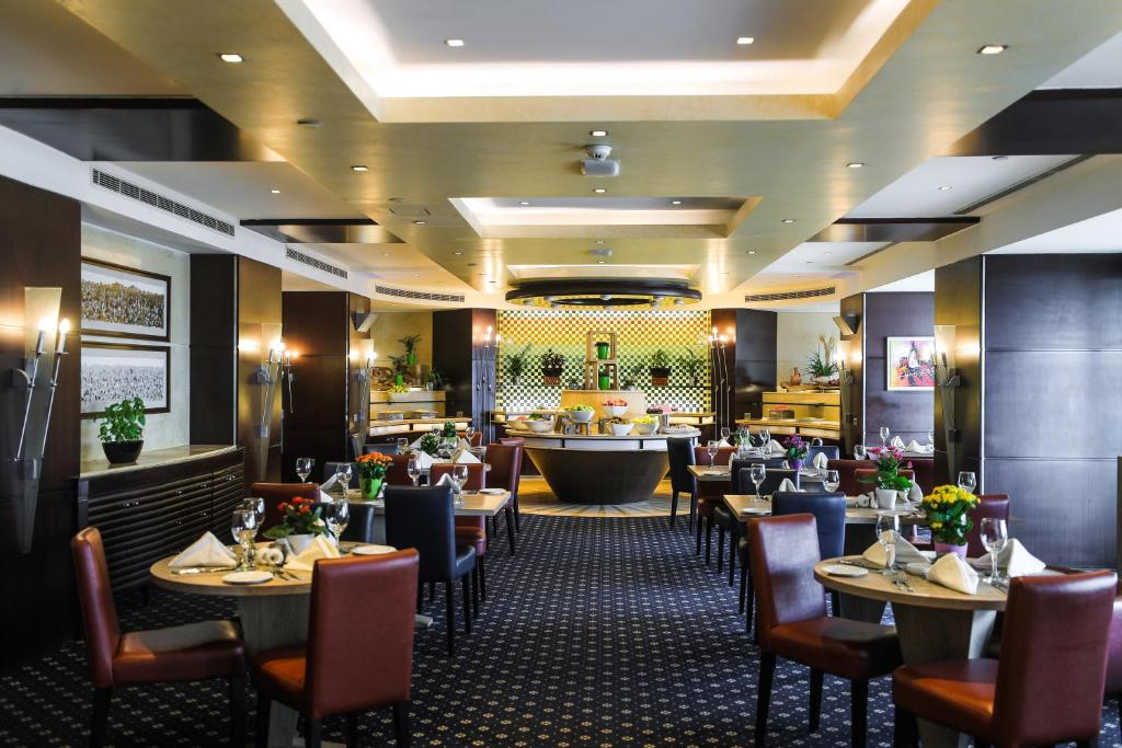 Restaurace v ubytování Raouche Arjaan by Rotana