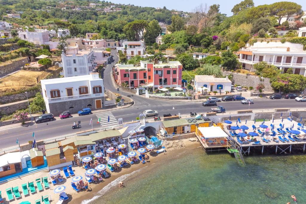 una vista aérea de una ciudad con playa en Fortuna Beach - Seaside Hotel, en Isquia