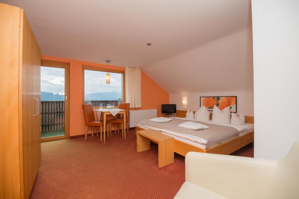 Letto o letti in una camera di Frühstückspension Bilgeri