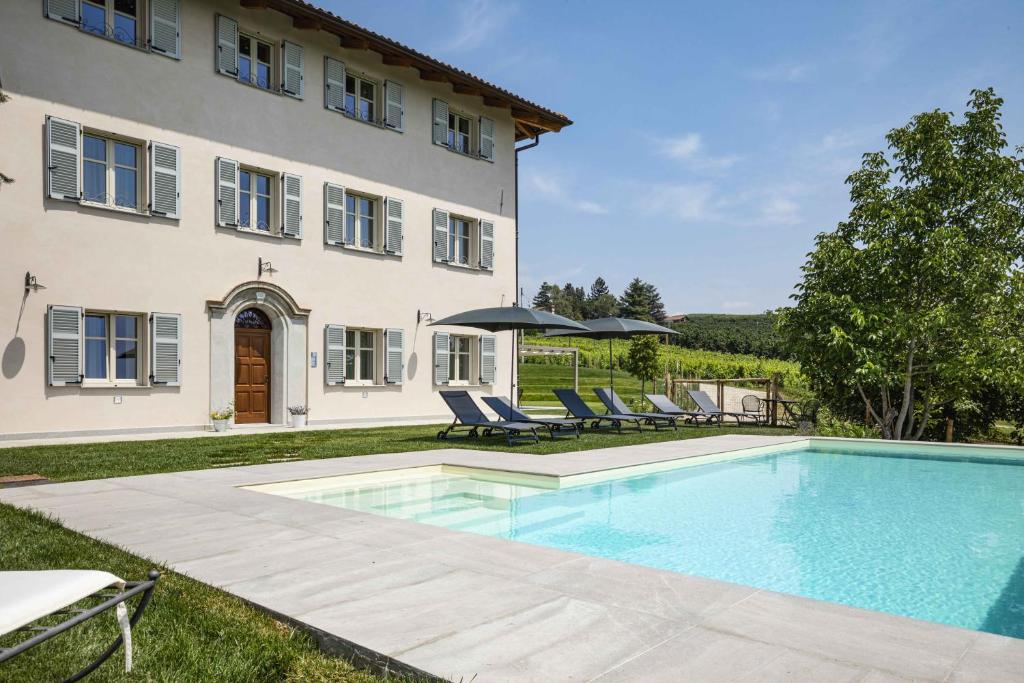 - une piscine en face d'une maison dans l'établissement Santa Caterina Langhe, à La Morra