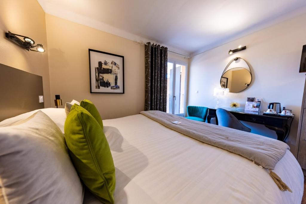 Postel nebo postele na pokoji v ubytování Le Madeloc Hôtel & Spa