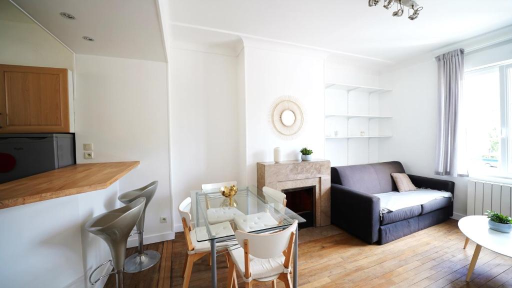 un salon avec un canapé et une table dans l'établissement Caen: F2 Cosy au cœur du centre ville, à Caen