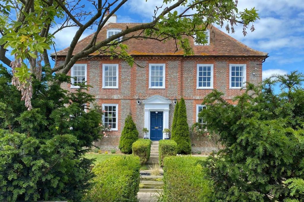 Beautiful Georgian Farmhouse near to beaches - Housity