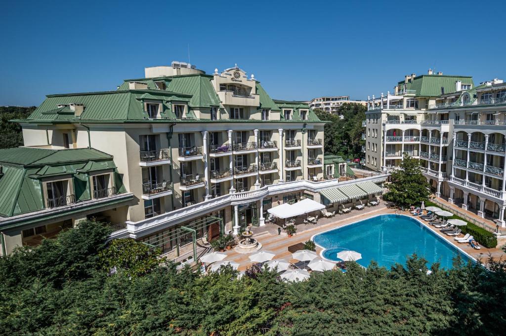 Bazén v ubytování Romance Hotel and Family Suites nebo v jeho okolí