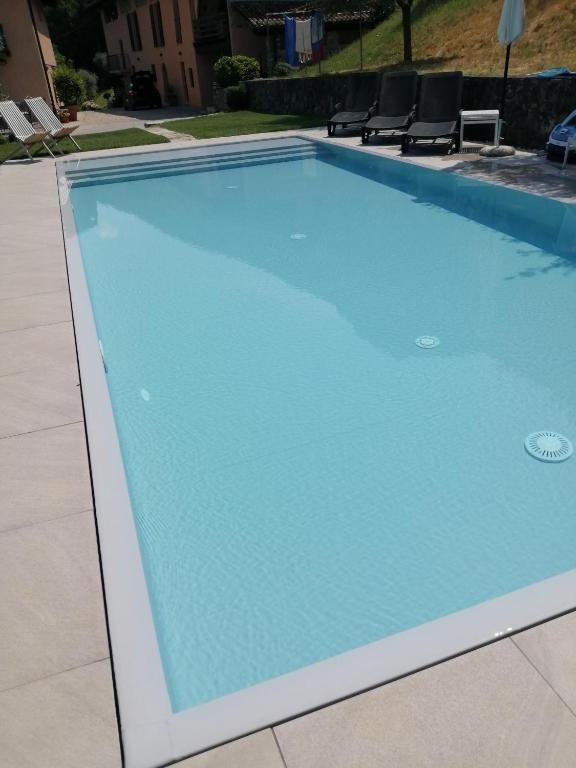 Bazén v ubytování B&B Ronco degli Ulivi nebo v jeho okolí
