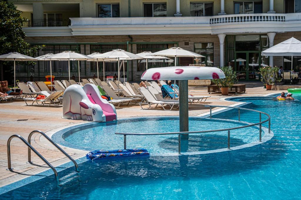 Bazén v ubytování Romance Hotel and Family Suites nebo v jeho okolí
