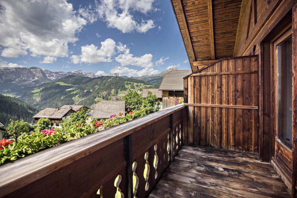 balcón con vistas a las montañas en Appartamento Confolia 2, en La Valle