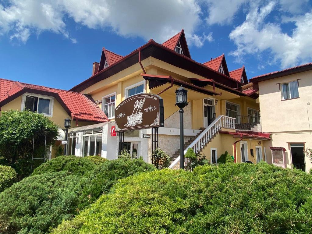 a house with a sign in front of it at Pensiunea Viena in Târgu-Mureş