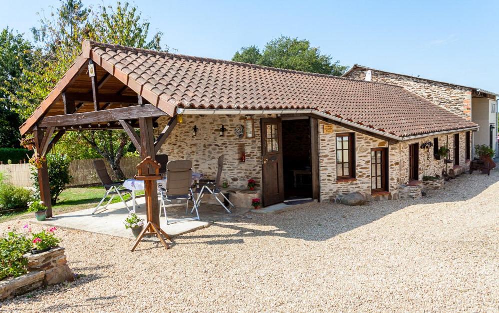 une petite maison en pierre avec un toit en bois dans l'établissement Havre de Paix Gites, à Chalais