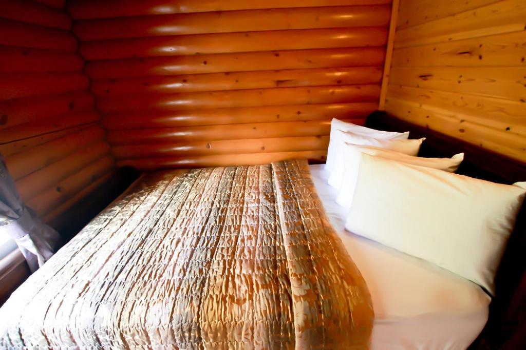 Postel nebo postele na pokoji v ubytování Mt. Revelstoke Alpine Chalets