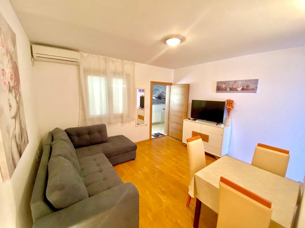 TV a/nebo společenská místnost v ubytování Apartment Marina