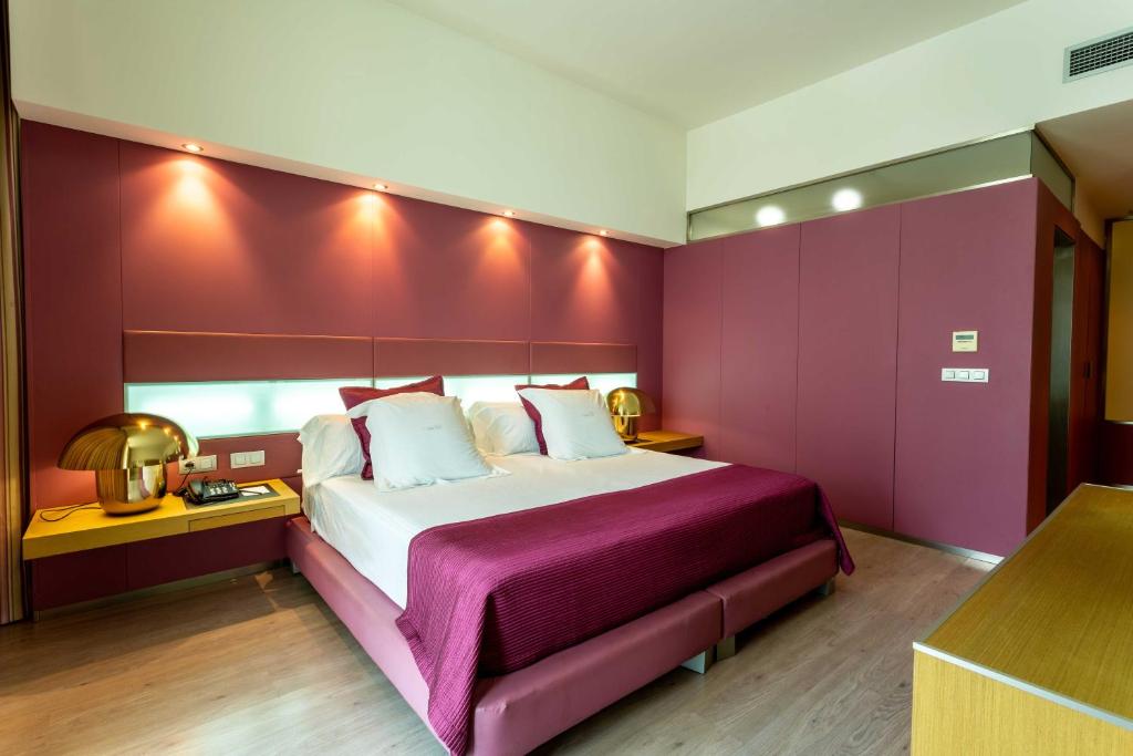 Postel nebo postele na pokoji v ubytování La Finca Resort