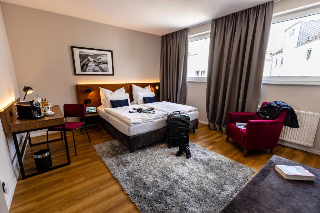 ein Hotelzimmer mit einem Bett und einem Schreibtisch in der Unterkunft BC Hotel Bad Kreuznach mit Restaurant Mühlentor in Bad Kreuznach