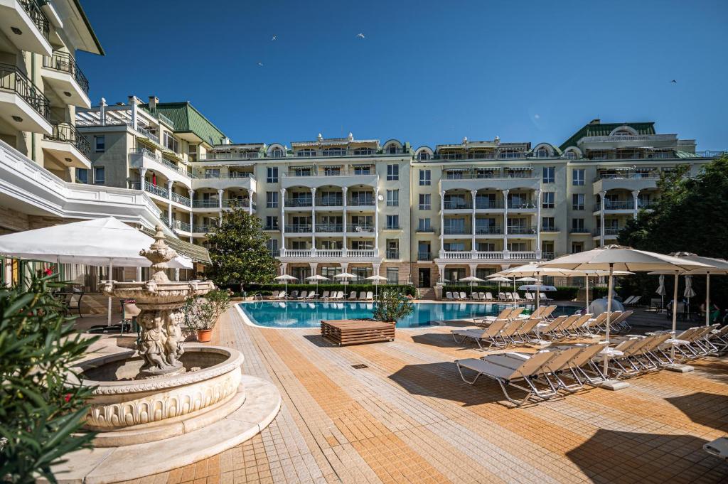 Bazén v ubytování Romance Hotel and Family Suites nebo v jeho okolí