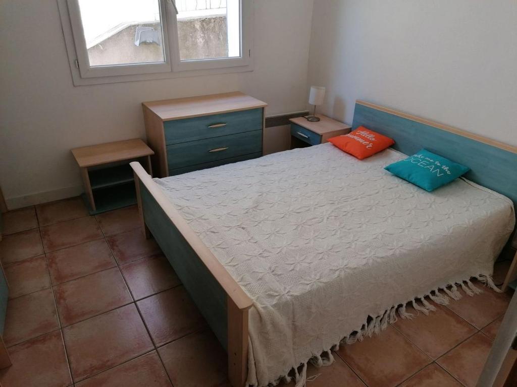a bedroom with a bed with two pillows on it at VERDON GRAN VALA 2 les pieds dans l'eau in Martigues