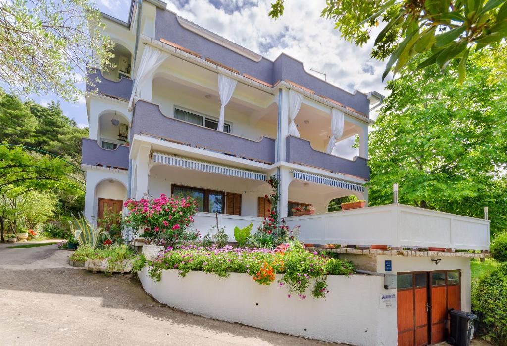 Το κτήριο όπου στεγάζεται  το διαμέρισμα