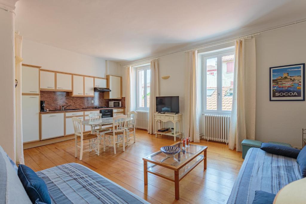 Photo de la galerie de l'établissement Bel appartement plein centre historique à 2 pas de la plage, à Saint-Jean-de-Luz