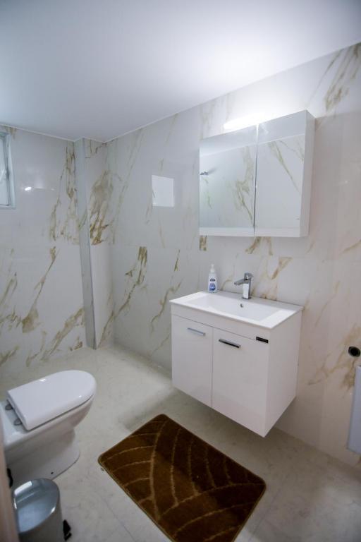 A bathroom at Kiani Akti Villas