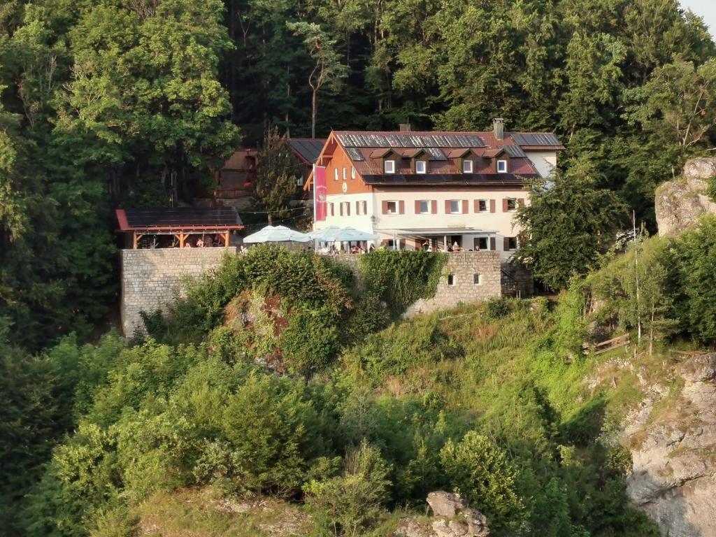 海里休斯坦特的住宿－Naturfreundehaus Veilbronn，山边的房子