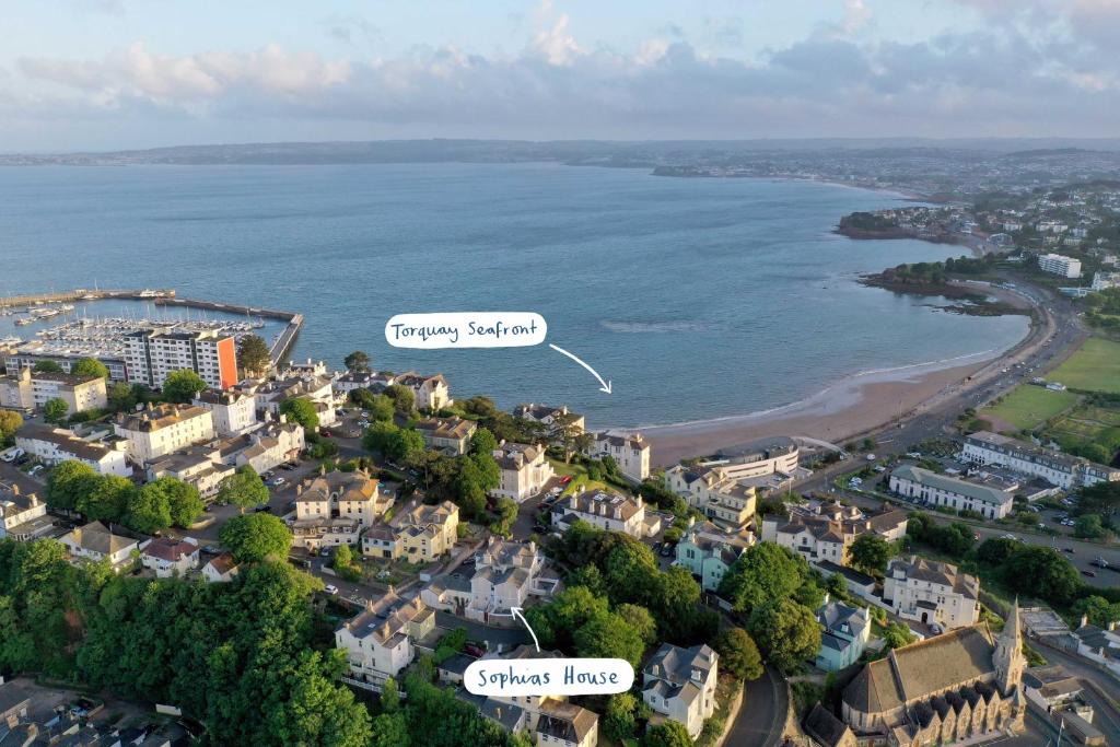 een luchtzicht op een stad met een strand bij Sophias House- Short walk to Town and Seafront in Torquay