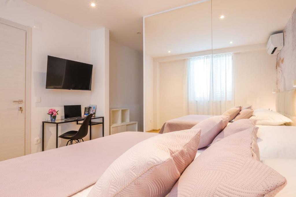 Posteľ alebo postele v izbe v ubytovaní Dubrovnik airport - Moonlight rooms