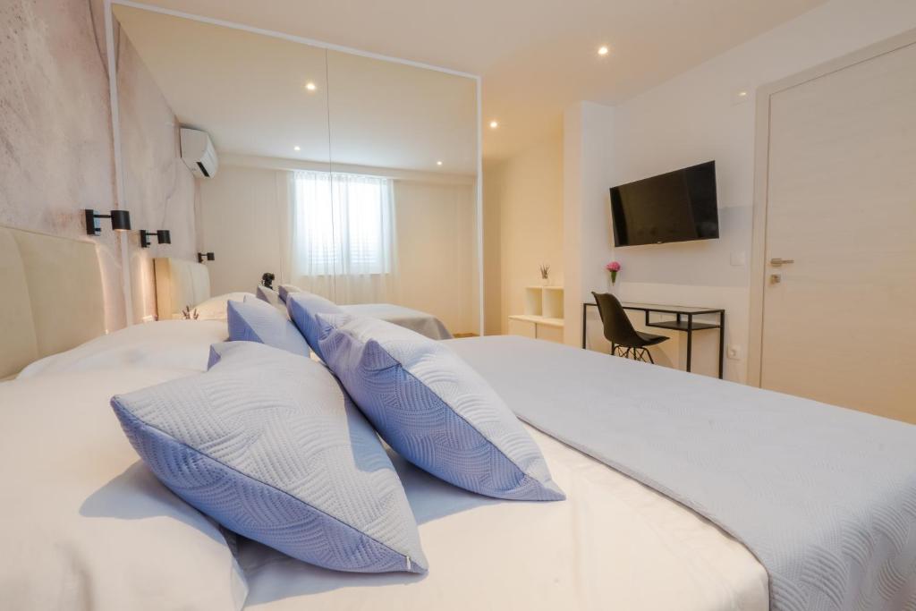 Posteľ alebo postele v izbe v ubytovaní Dubrovnik airport - Moonlight rooms