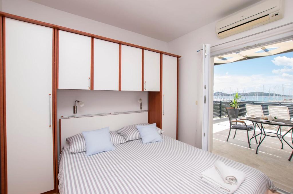 Кровать или кровати в номере Apartments and Rooms Mare