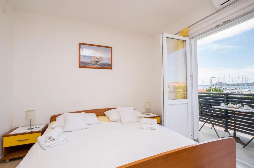 Кровать или кровати в номере Apartments and Rooms Mare
