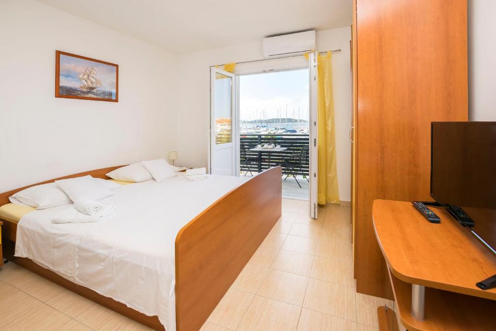 Кровать или кровати в номере Apartments and Rooms Mare