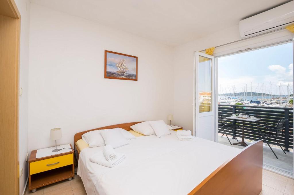 Кровать или кровати в номере Apartments and Rooms Mare
