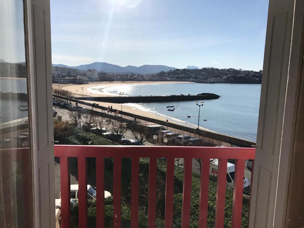 un balcon avec vue sur la plage et l'océan dans l'établissement Résidence Thiers Golf 2 -Charmant studio face à la baie, à Saint-Jean-de-Luz