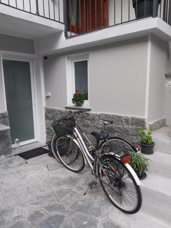 rower zaparkowany przed budynkiem w obiekcie Intero alloggio :Casa D D Nuova aperturaHost Rosi w mieście Omegna