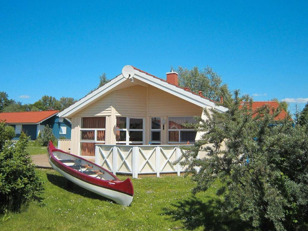 een huis met een boot op het gras ervoor bij 4 person holiday home in Otterndorf in Otterndorf