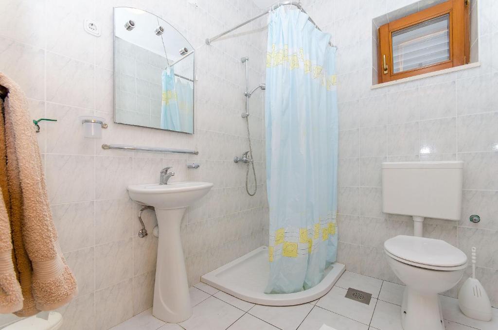Koupelna v ubytování House Petar