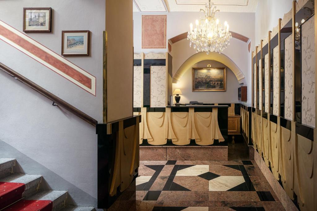 The Charles - Resim 35