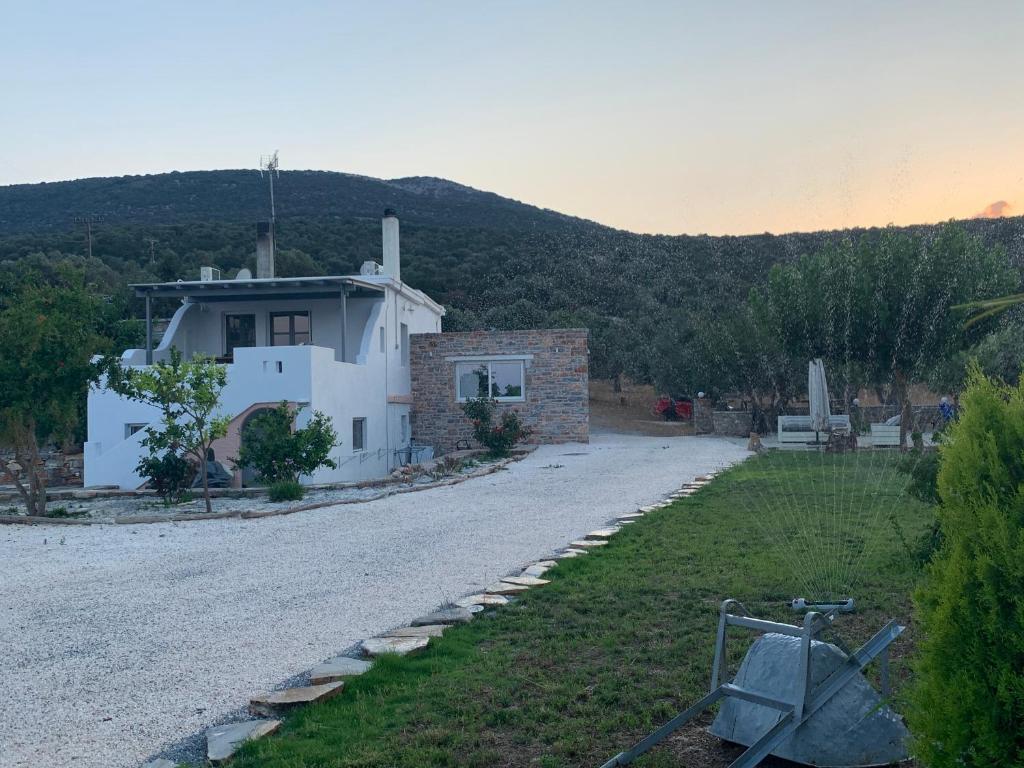 una casa al lado de una carretera en Sarris Ligaridia Apartments, en Naxos Chora