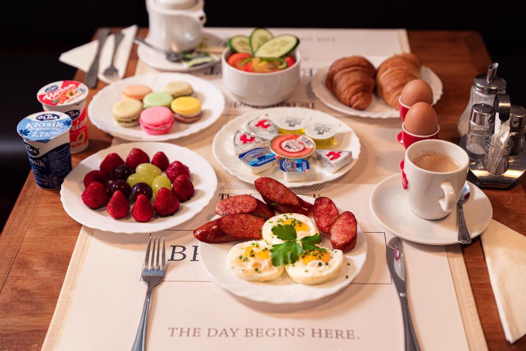 The Charles - Resim 42