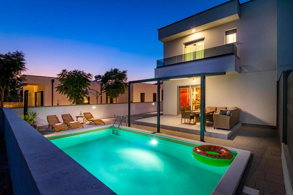 Bazén v ubytovaní Holiday Home Pinek alebo v jeho blízkosti