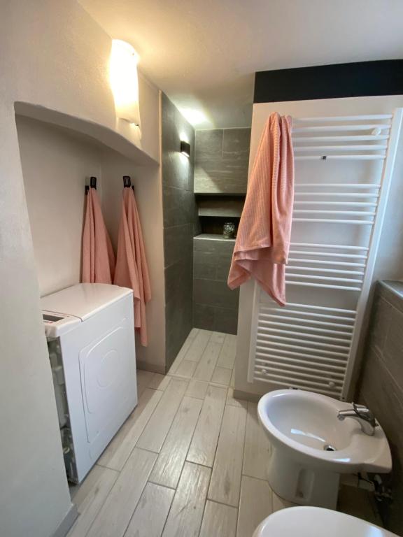 łazienka z toaletą i umywalką w obiekcie Intero alloggio :Casa D D Nuova aperturaHost Rosi w mieście Omegna