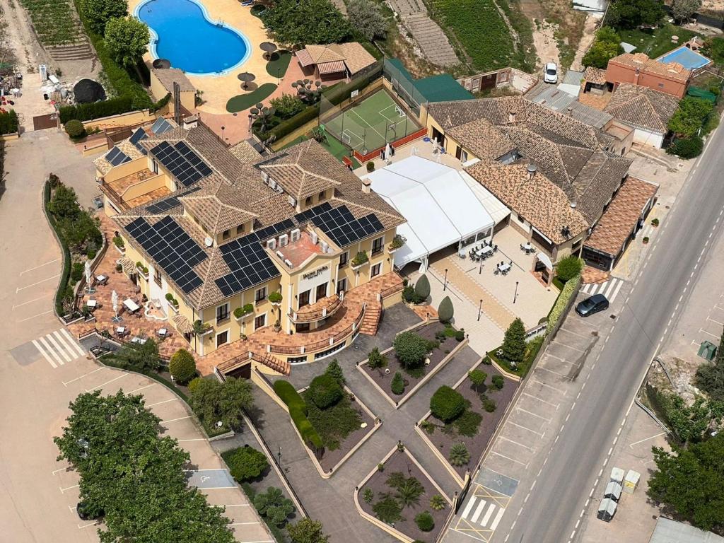 una vista aérea de una casa con paneles solares. en Hotel Rural Llano Piña, en Loja