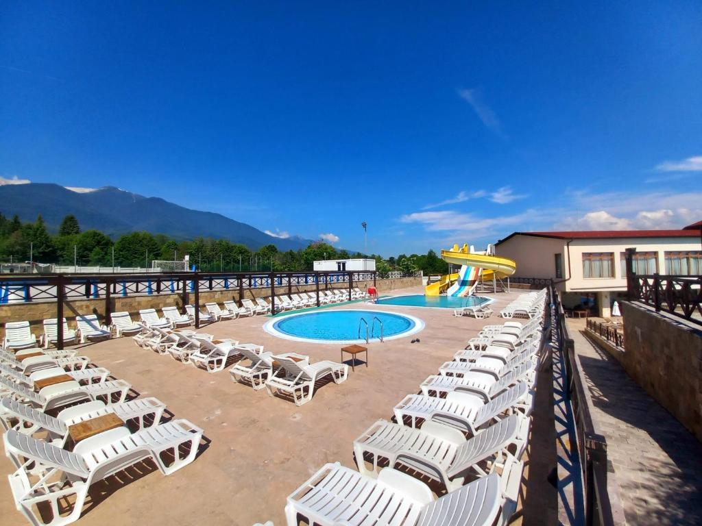 Bazén v ubytování Regnum Bansko Ski Hotel & SPA nebo v jeho okolí