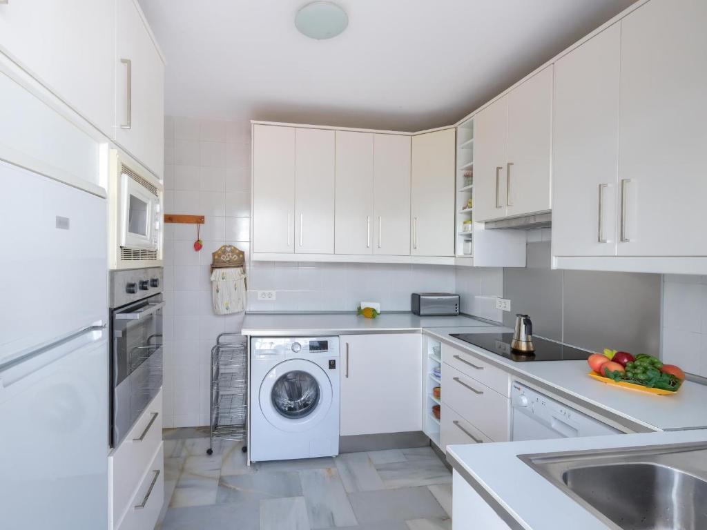 Kuchyňa alebo kuchynka v ubytovaní 31 Mijas Playa Club townhouse La Cala