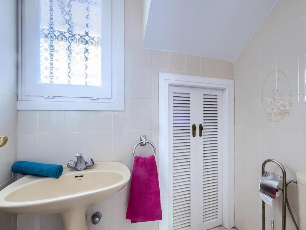 Kúpeľňa v ubytovaní 31 Mijas Playa Club townhouse La Cala