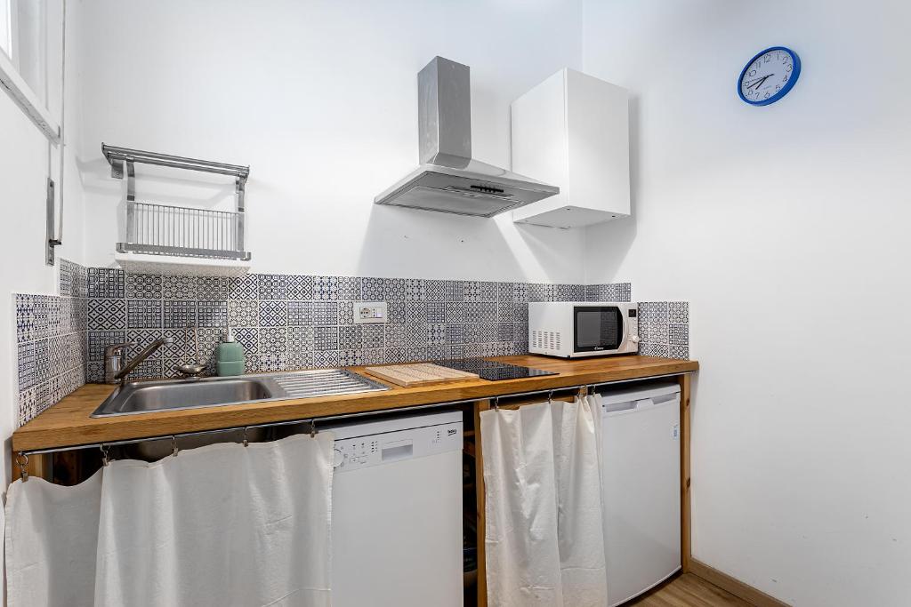 A kitchen or kitchenette at True Blue Casa Vacanze