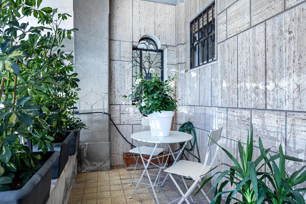 A garden outside True Blue Casa Vacanze