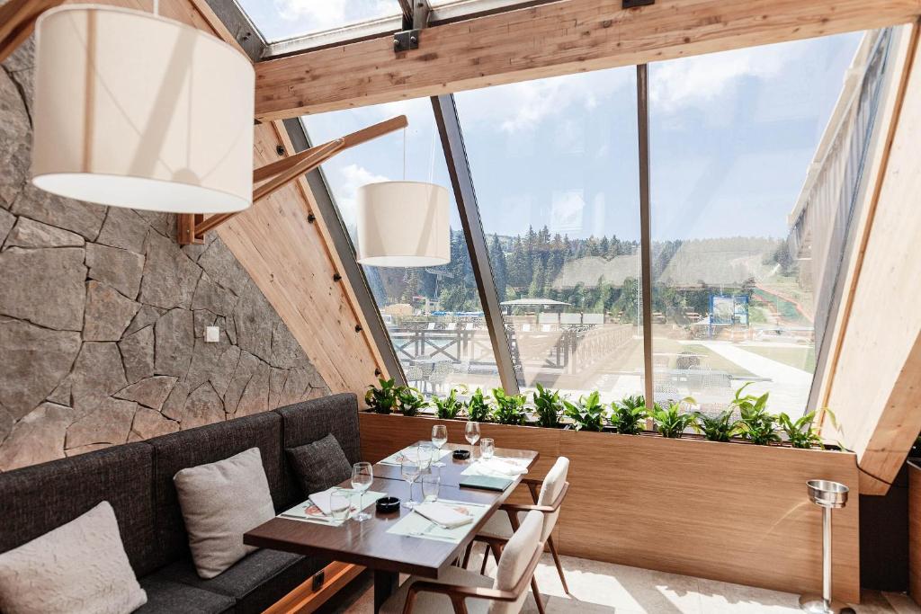 Nespecifikovaný výhled na hory nebo výhled na hory při pohledu z hotelu
