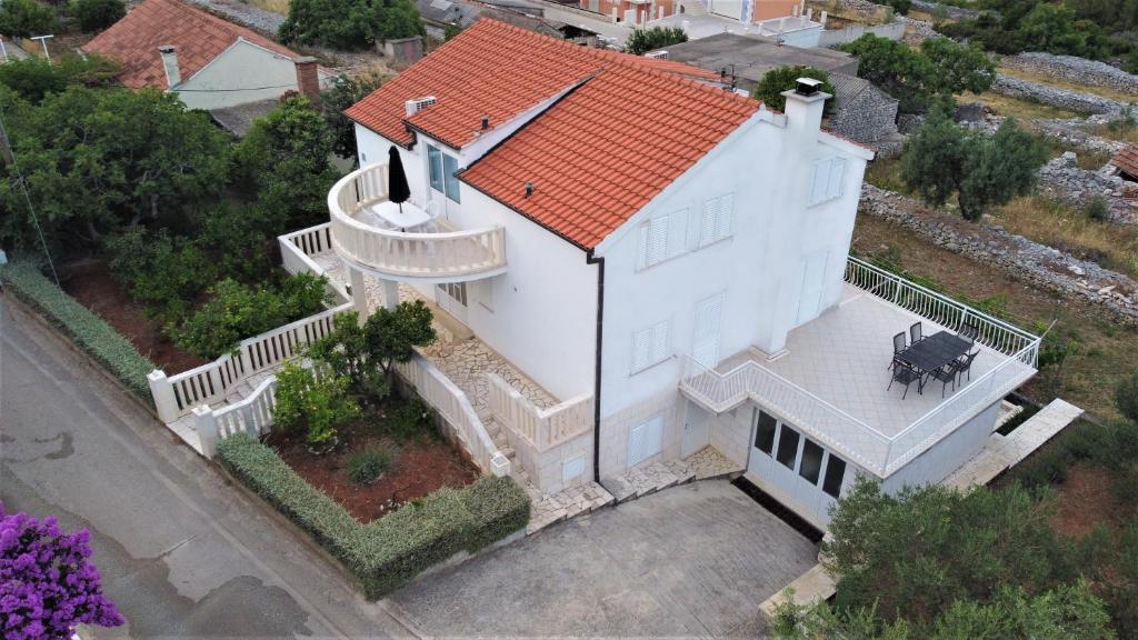 einen Blick über ein weißes Haus mit rotem Dach in der Unterkunft Apartments Ćenan in Korčula